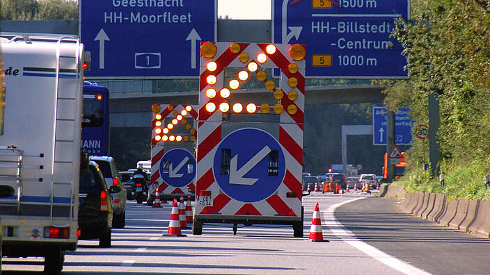 Schilder und Pfeile auf einer Autobahn